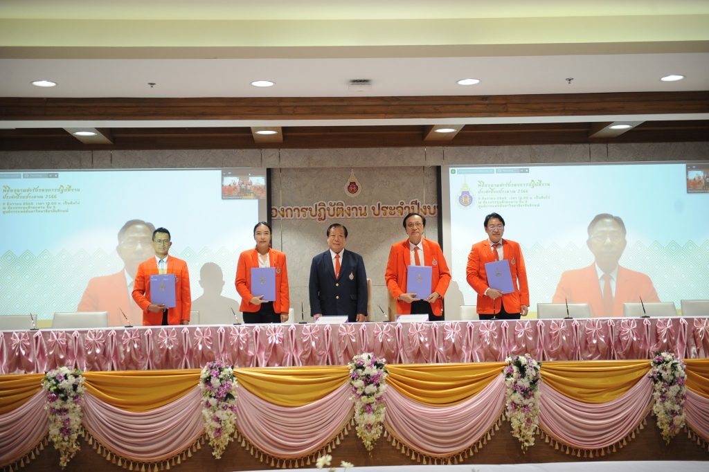 ลงนามคำรับรองการปฏิบัติงานส่วนนิติการ