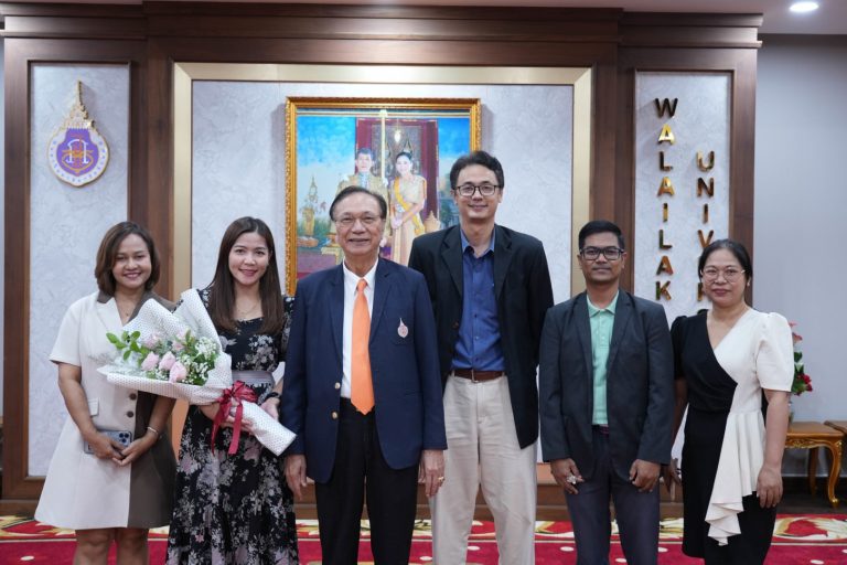 ส่วนนิติการ รับช่อดอกไม้จากอธิการบดี