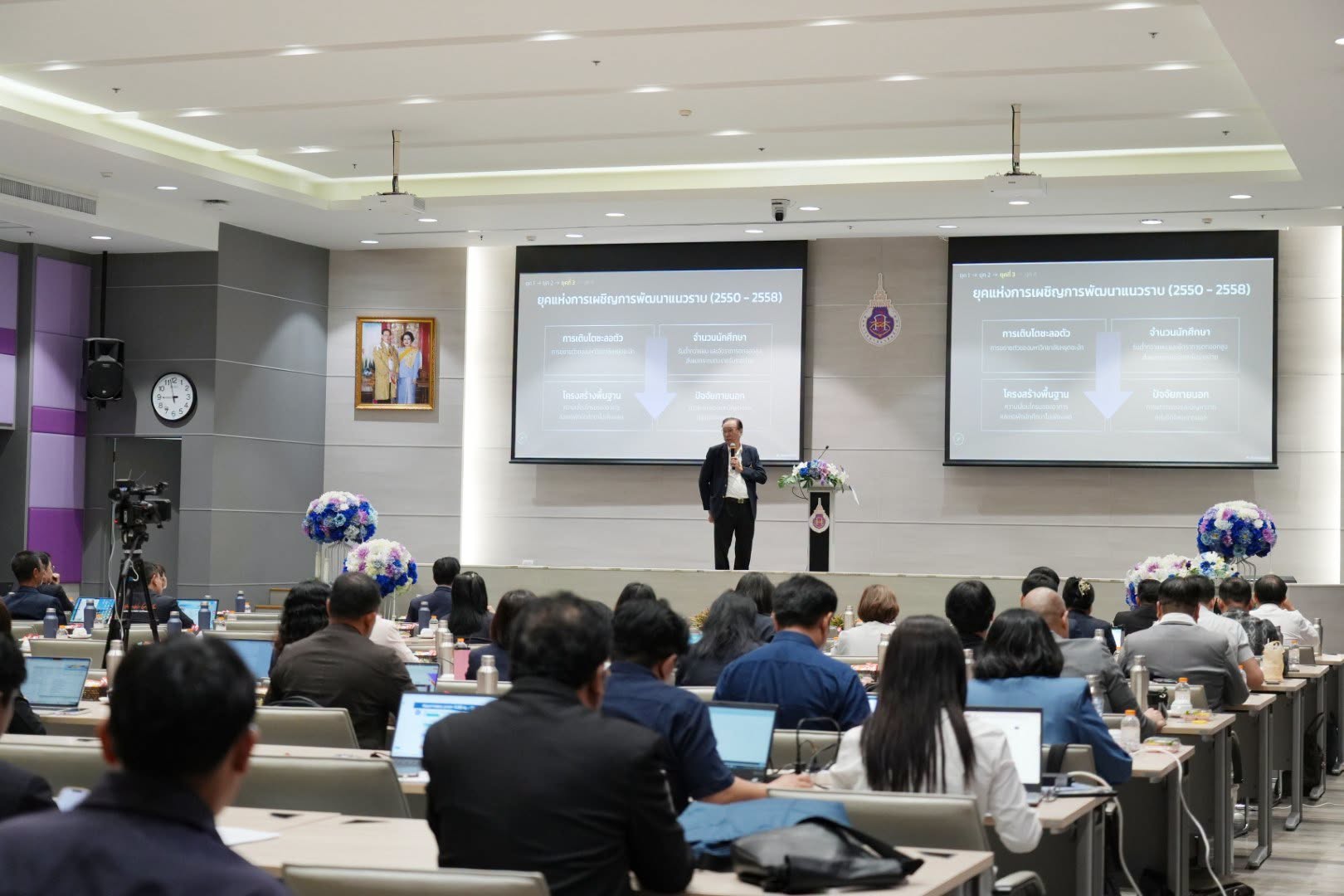 บรรยากาศการรายงานผลการดำเนินงาน ส่วนนิติการ